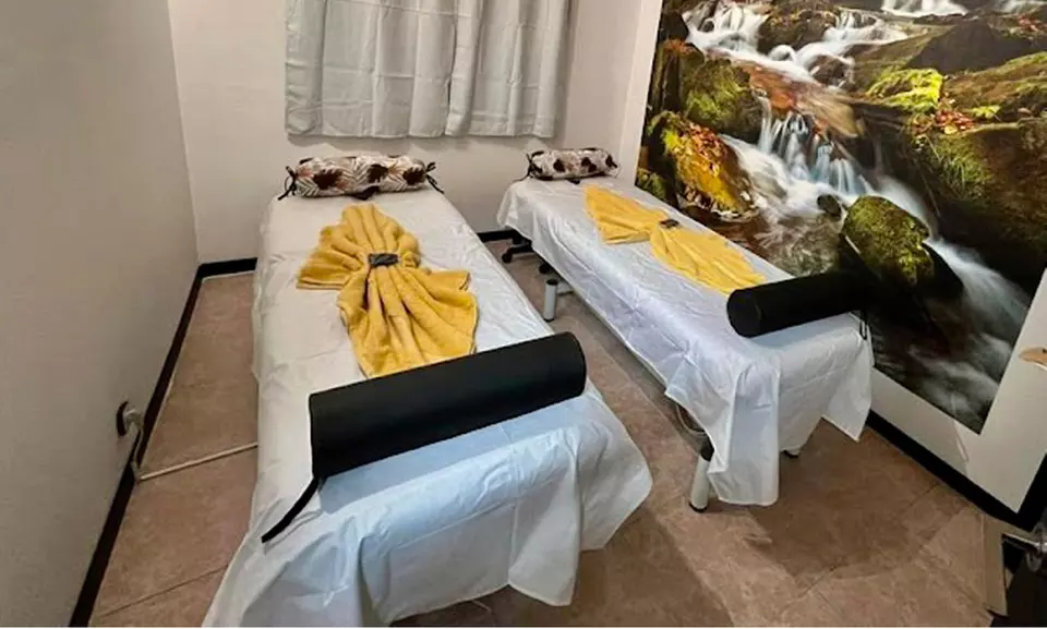 Relax en pareja: masaje oriental de Filipinas con cava y bombones