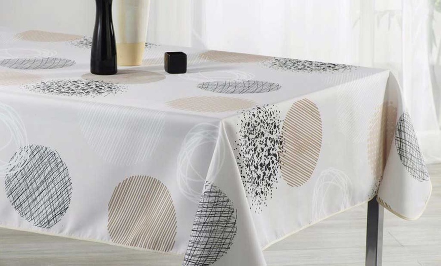 Image 3: Easy-to-Clean Tablecloths