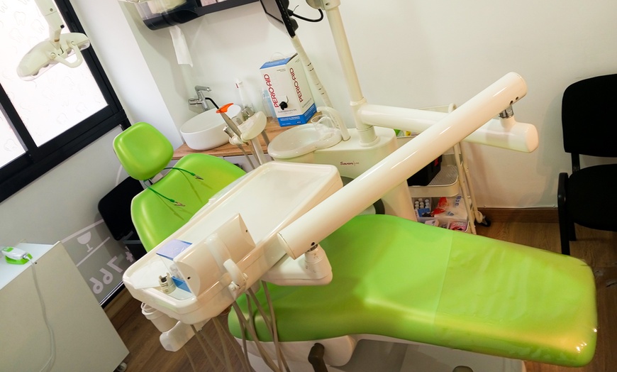 Image 5: Limpieza dental con revisión y opción a blanqueamiento o curetaje