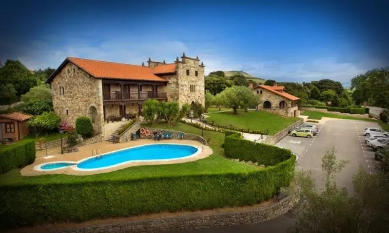 Santillana del Mar: 1 o 2 noches con desayuno, spa y entrada a museo