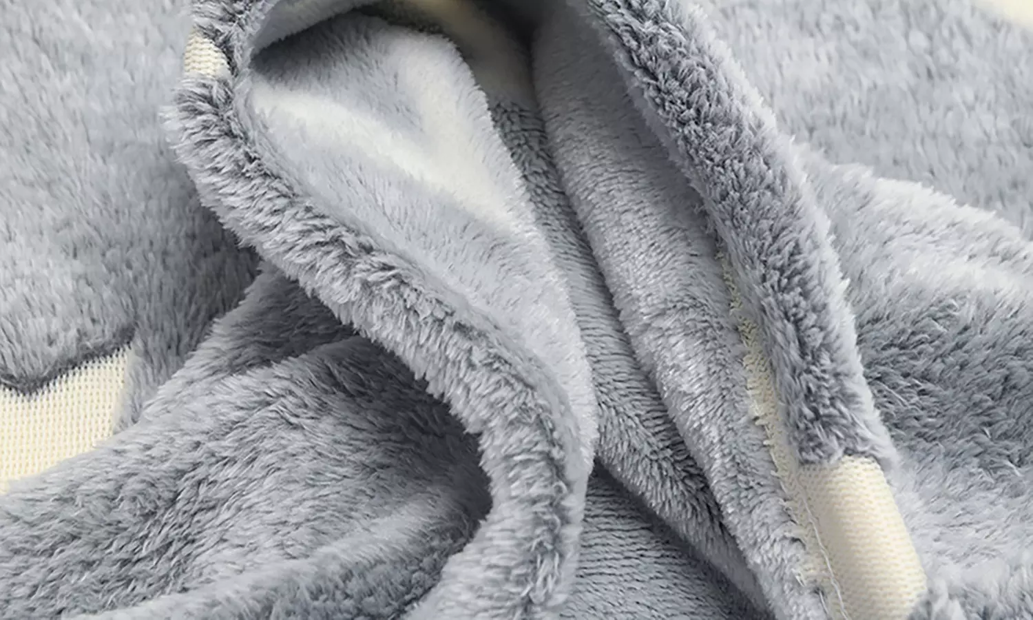 Kuscheldecke mit leuchtendem Stern- und Mond-Muster