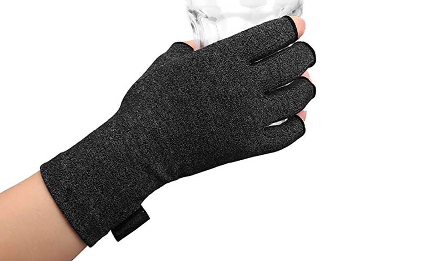 Image 6: Compression Arthritis Gloves