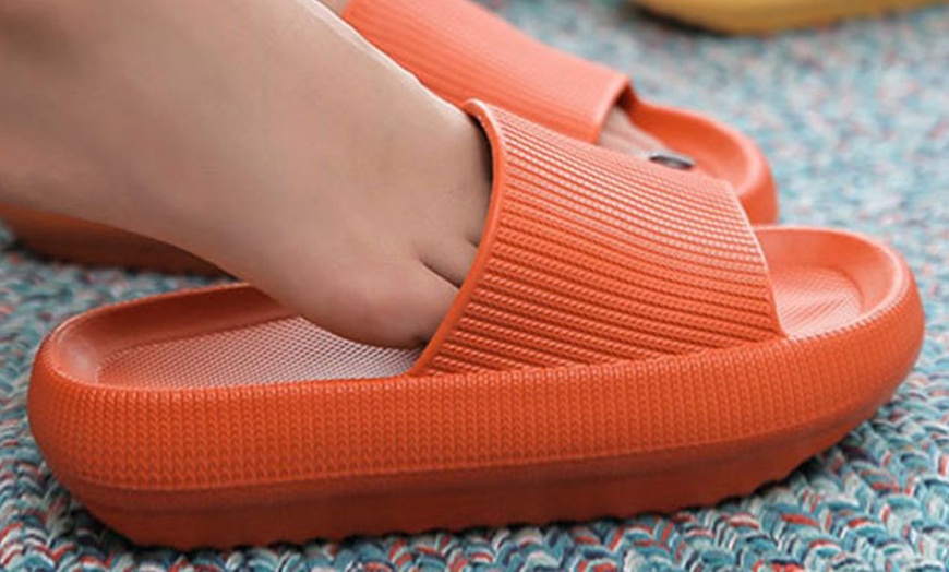 Image 4: Pair of Ergonomic Non-Slip Slippers