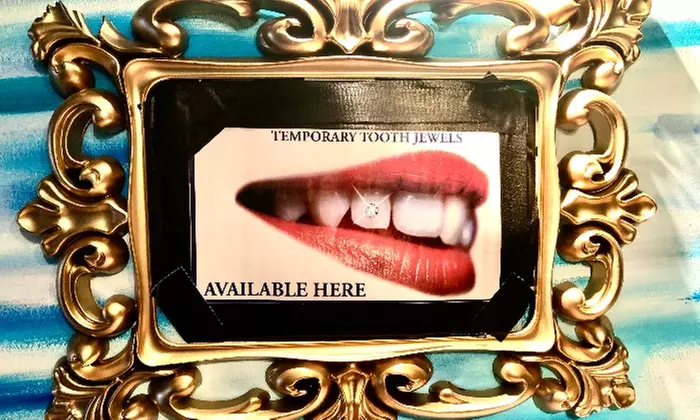 Geef je glimlach een schitterende upgrade met 1 of 4 Swarovski tandkristallen bij (tot 43% korting)