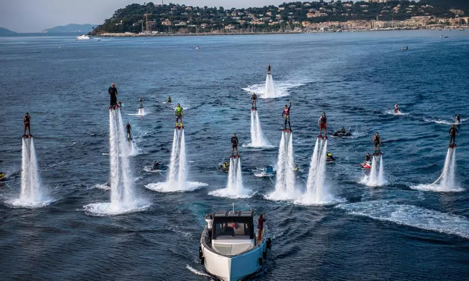 Ekscytujące chwile na wodzie – latanie i nurkowanie na Flyboard® przez 10-20 minut z Flyboard Polska - Second Medium
