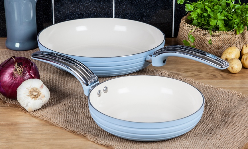 Image 4: Swan Retro-Styled Frying Pans