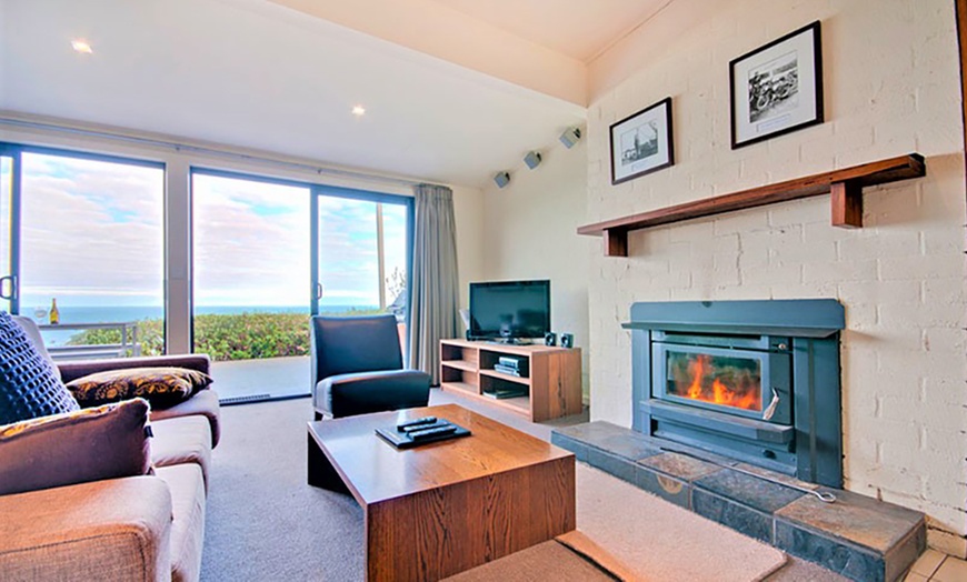 Image 2: Apollo Bay: 2-5-Night Villa Stay with Bubbly