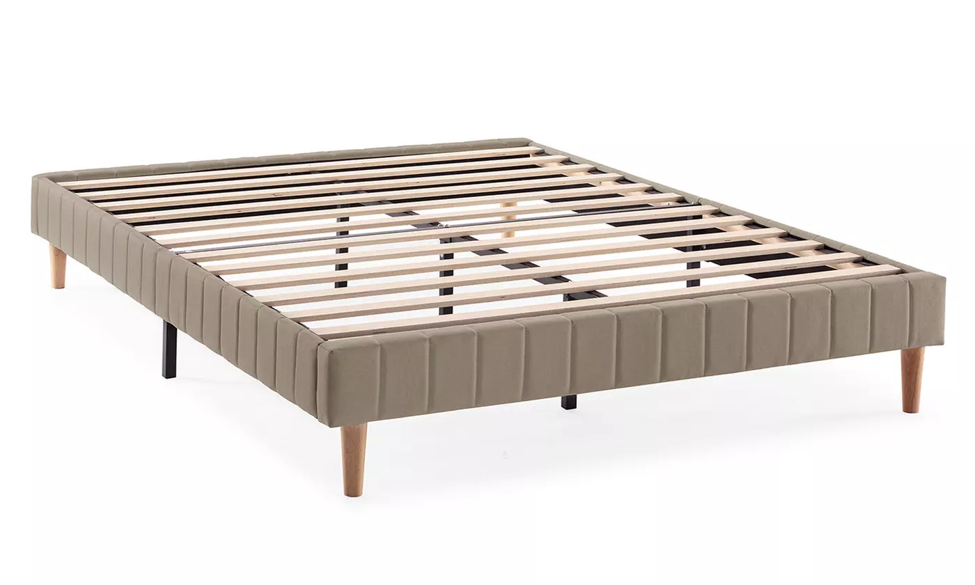 Gepolstertes Bettgestell „Eris“ mit Lattenrost