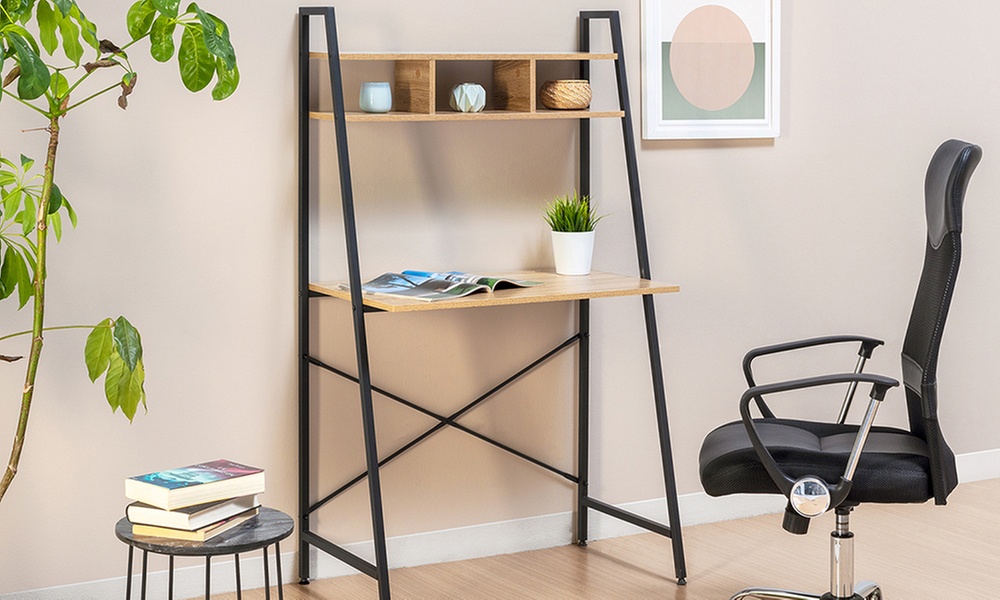 Escritorio de estilo industrial con estante integrado