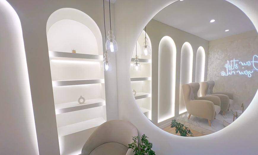 Image 7: Manicura, pedicura o manipedi con esmalte normal o semipermanente