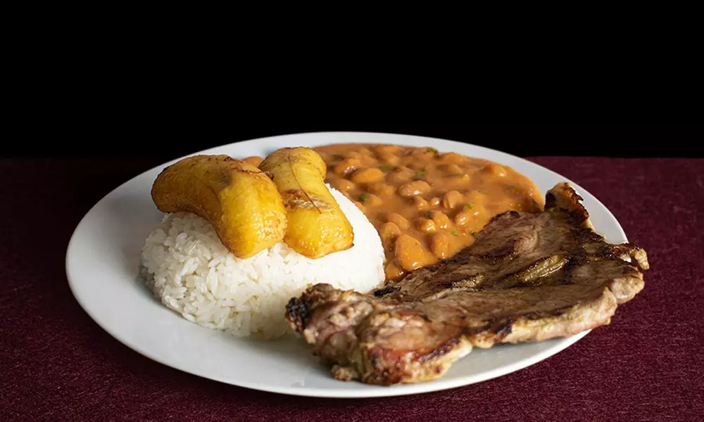 Sabores únicos: menú ecuatoriano para 2 o 4 personas