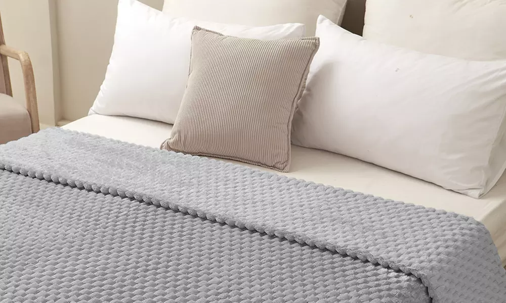 All-Season 300GSM Dot Pattern Soft Warm Fleece Blanket