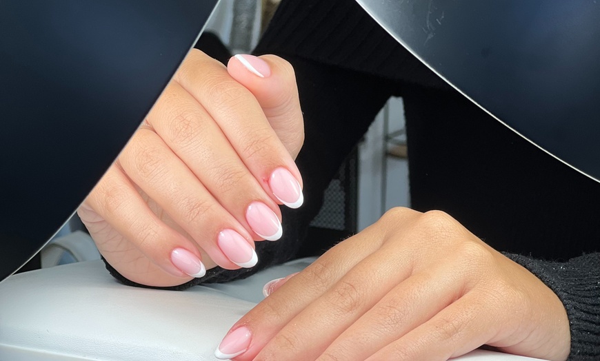 Image 1: Ongles soignés et regard de biche avec le 13 Nails Beauty Institut