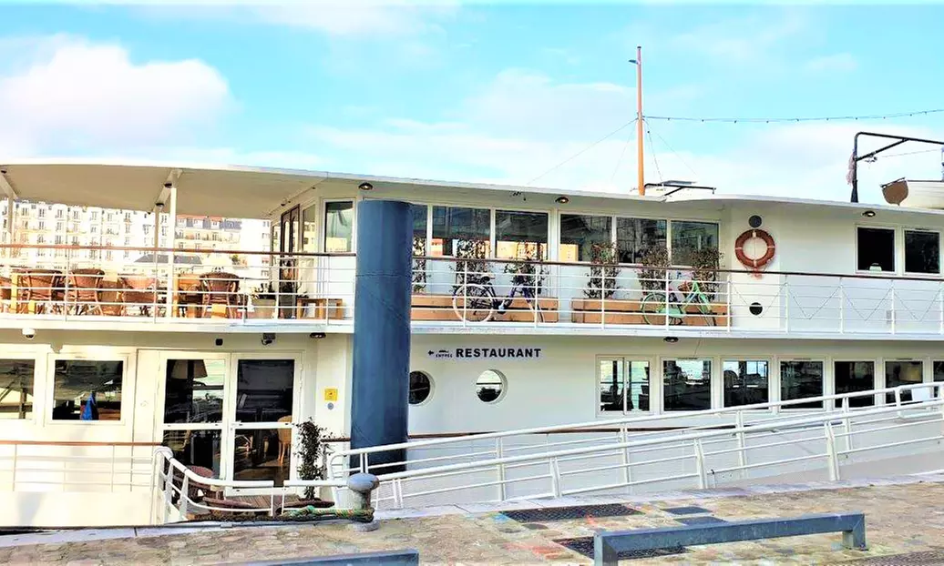 Repas au Quai Liberté : cuisine française authentique sur la Seine