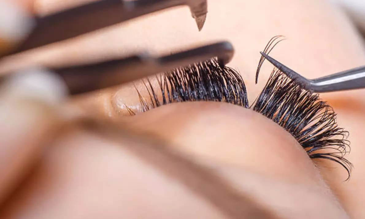 Lifting o extensiones de pestañas o diseño y laminado de cejas para 1