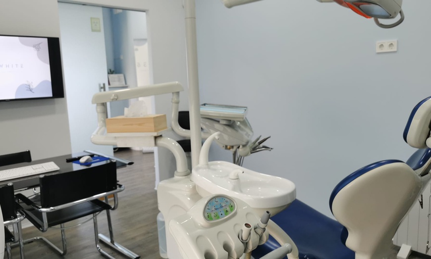 Image 4: Limpieza bucal o blanqueamiento LED con revisión, pulido y radiografía