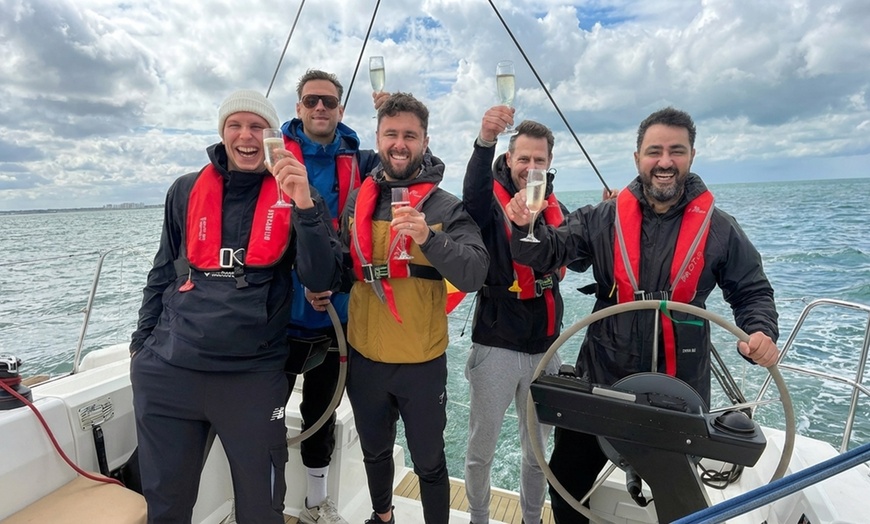 Image 2: Met zijn zevenen 8 uur lang bubbels met kapitein op open zee