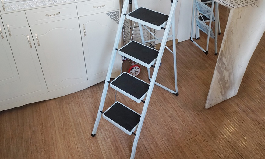 Image 9: Two-, Three- or Four-Step Folding Ladder