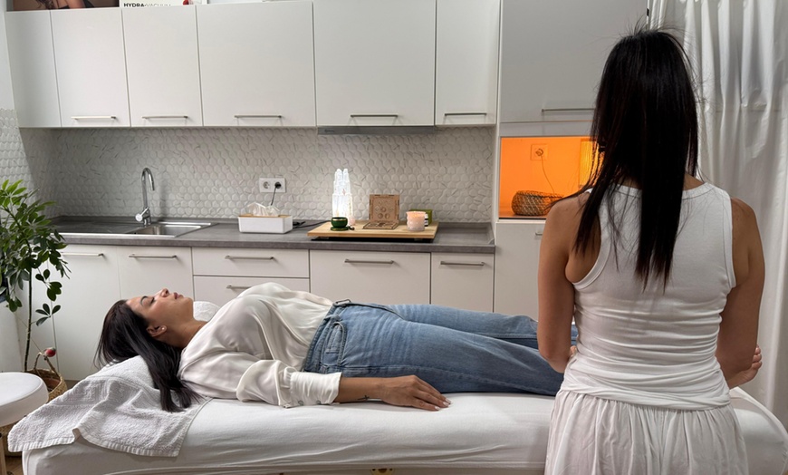 Image 5: Terapia de Reiki con masaje relajante en espalda 20 minutos 