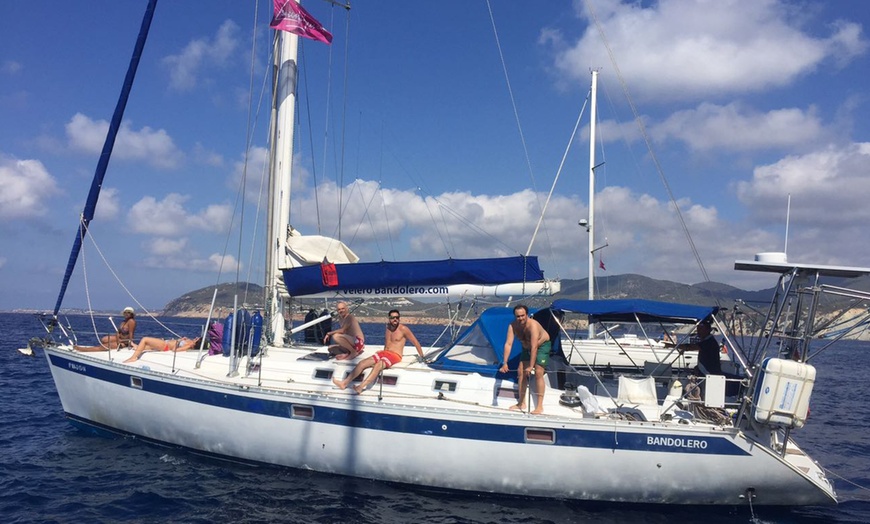 Image 4: Paseo en barco de vela y picoteo