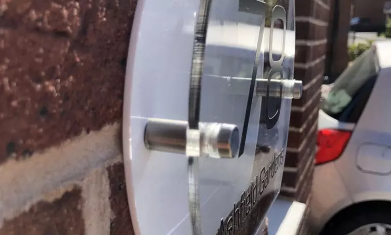 One Oval Curve White Door Sign at Decomatters