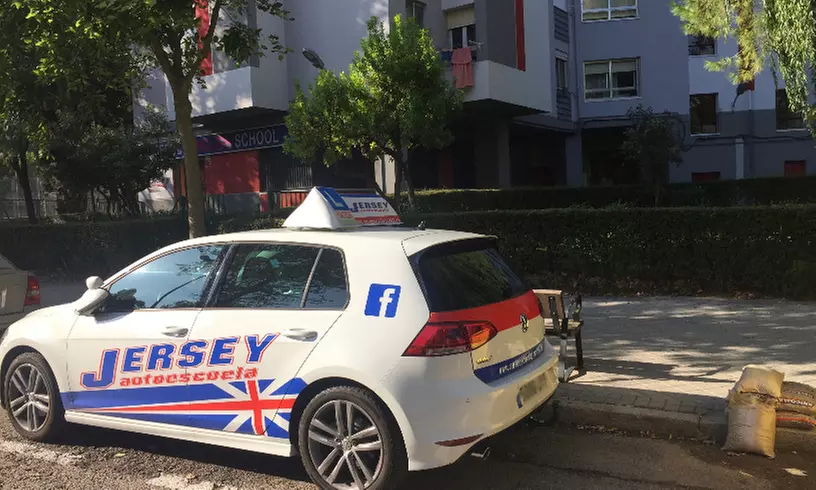 Curso teórico para obtener el carné de conducir B con 2 o 4 clases prácticas desde 14,95 € en Autoescuela Jersey - Primary Image