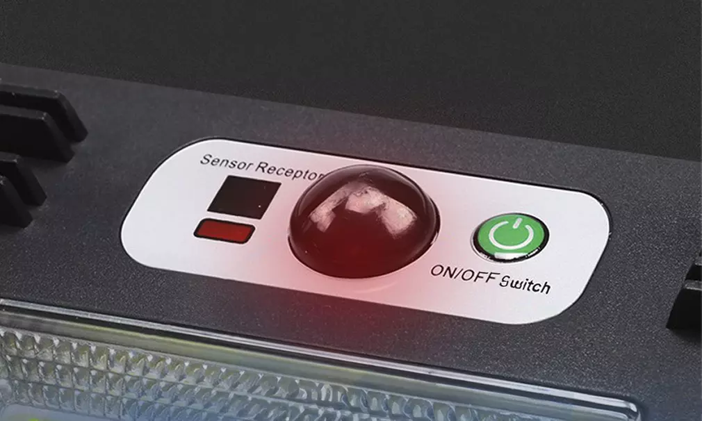 Proyector LED Solar con Sensor de Movimiento y Control Remoto - Second Medium