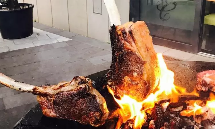 1,2 kg Dry-Aged Tomahawk-Steak mit Beilagen für 2 Personen