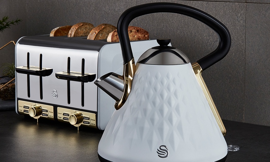 Image 2: Kettle and Four-Slice Toaster