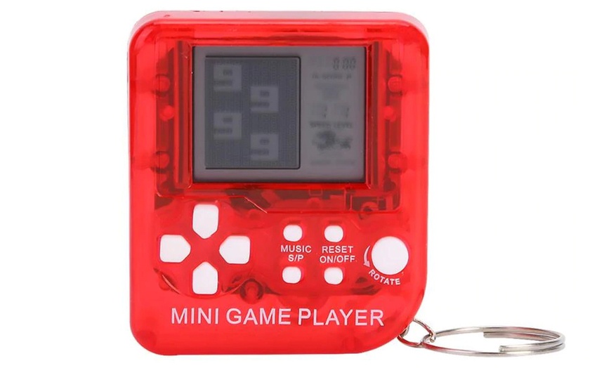 Image 6: Retro-Style Game Keychain