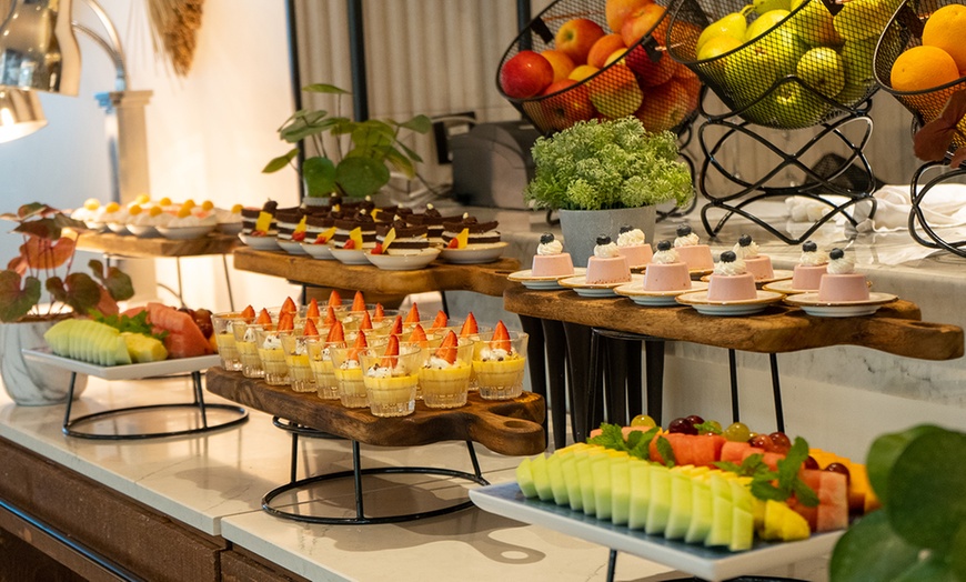 Image 4: Premium 4* Dinner Buffet with Beverages for 1-4 Guests