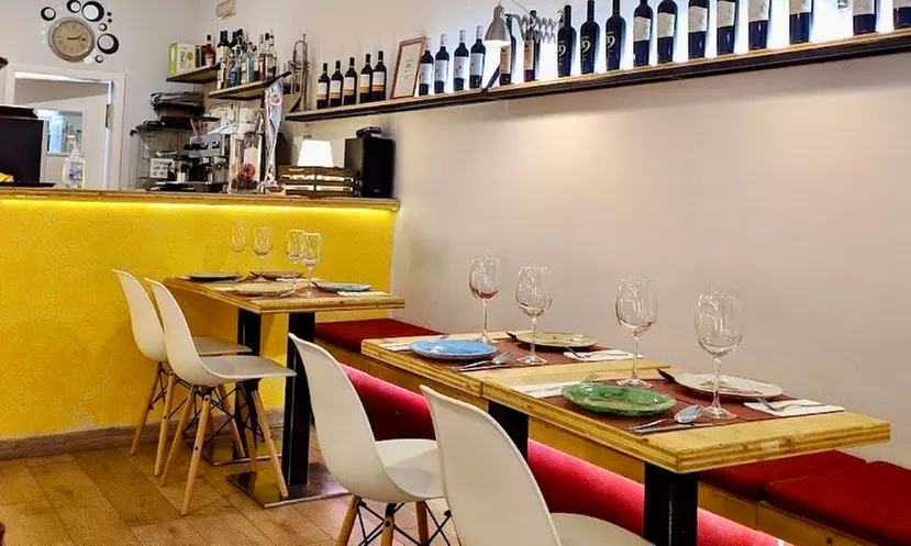 Menú mediterráneo para dos con entrante, principal, postre y bebida o botella de vino hasta un 42% de descuento - Primary Image