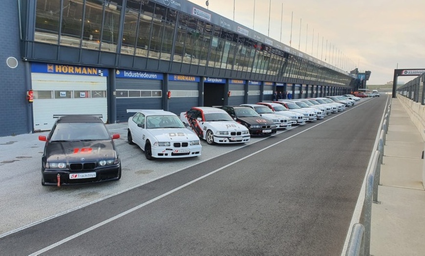 Image 6: Plein gaz sur le circuit : expérience de pilotage ou de "taxi"