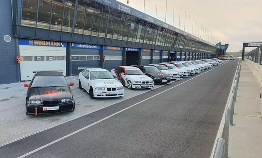 Image 6: Vaderdag vol snelheid: taxi- of race ervaring op circuit naar keuze