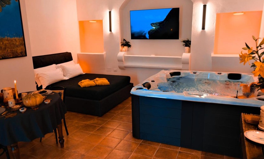 Image 3: Brindisi: camera matrimoniale o Suite, jacuzzi, aperitivo o massaggio