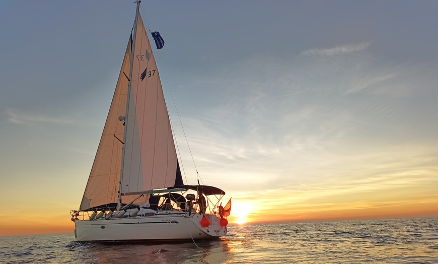 Image 1: Paseo de 2 horas en barco de vela para 1, 2, 4 o 6 personas