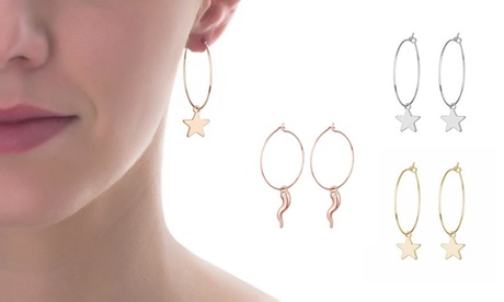 Orecchini a cerchio con ciondoli disponibili in 2 modelli e 3 colori