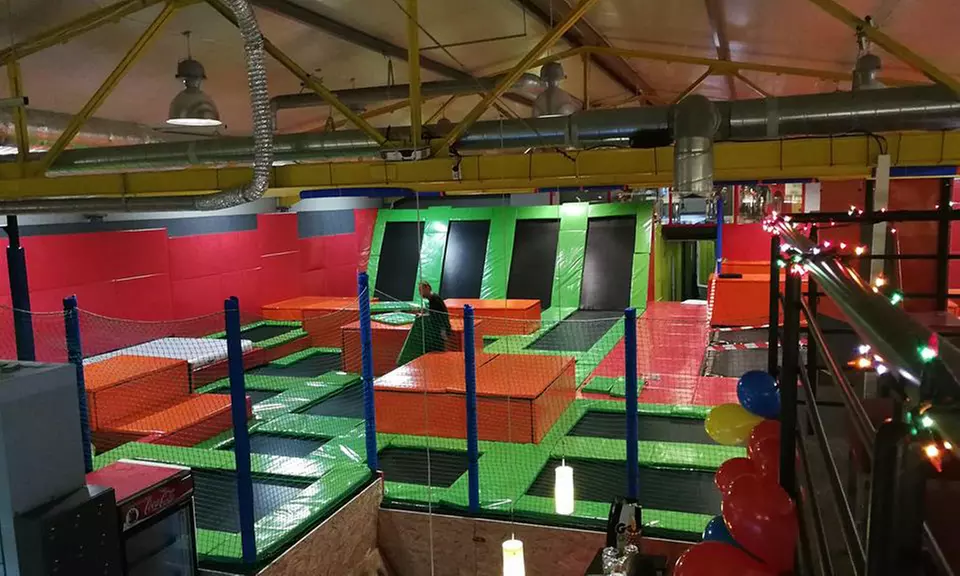 Godzinne wejście do parku trampolin dla 1 lub 2 osób w New Age Jump