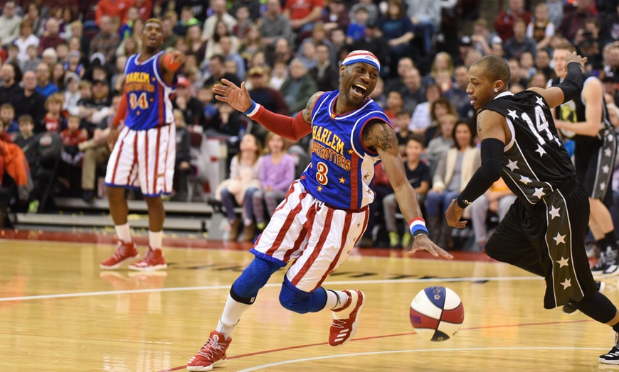 Image 3: Harlem Globetrotters Show