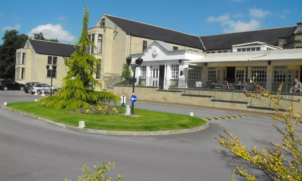 West Yorkshire: Double Room for 2 w/ Breakfast & Dinner, Plus Prosecco