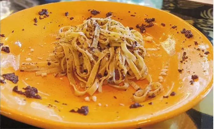 Menú con degustación de entrantes, principal, bebida y postre