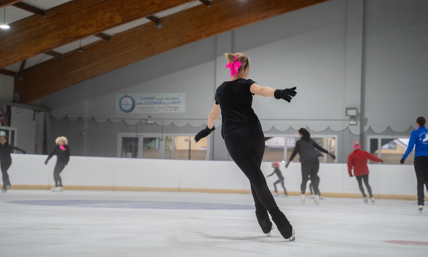 Image 1: Entrada a pista de hielo para niños y adultos con alquiler de patines