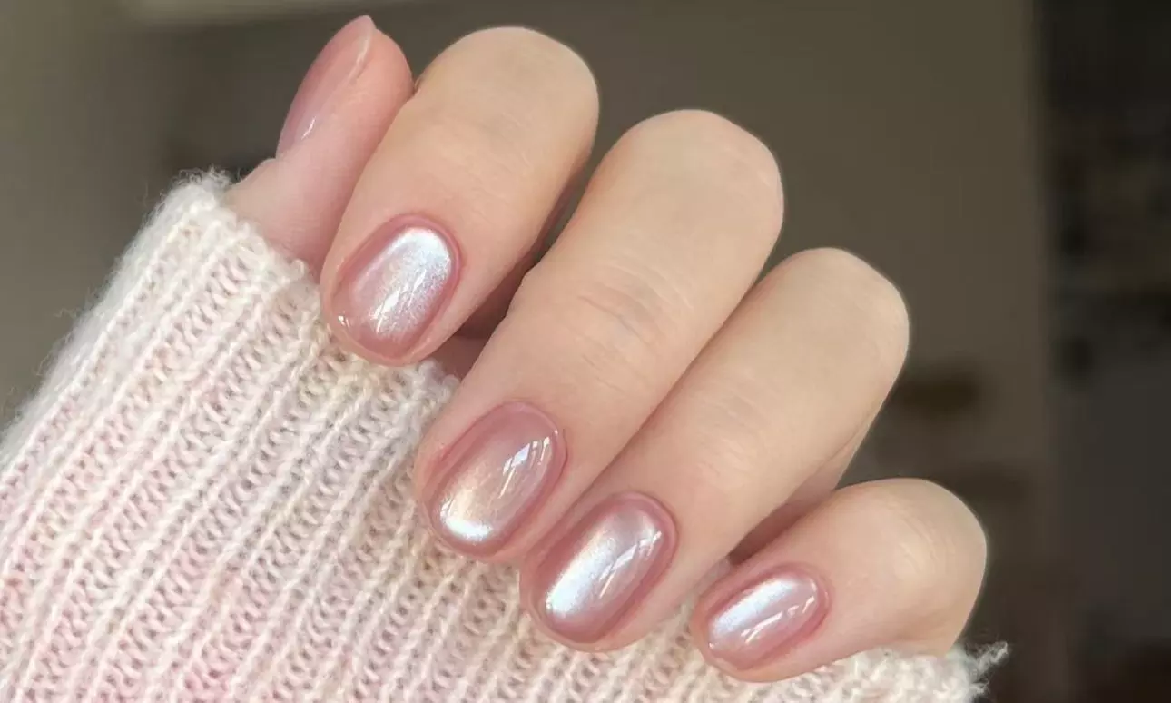 Deluxe Gel Mani w/ Cateye & Oil Hand Massage, Lash Lift or Extensions