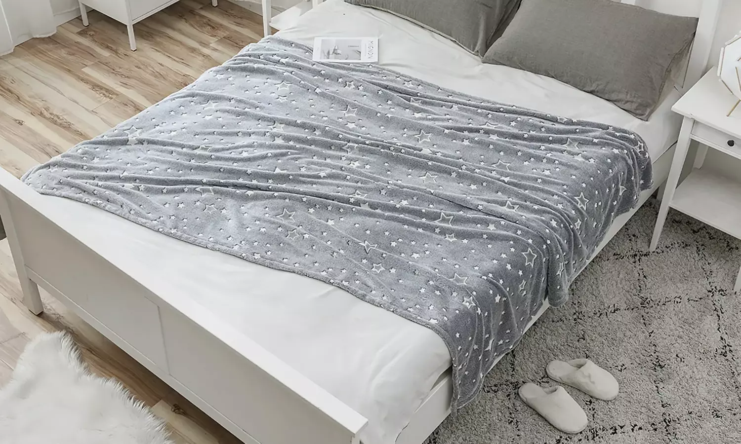 Kuscheldecke mit leuchtendem Stern- und Mond-Muster