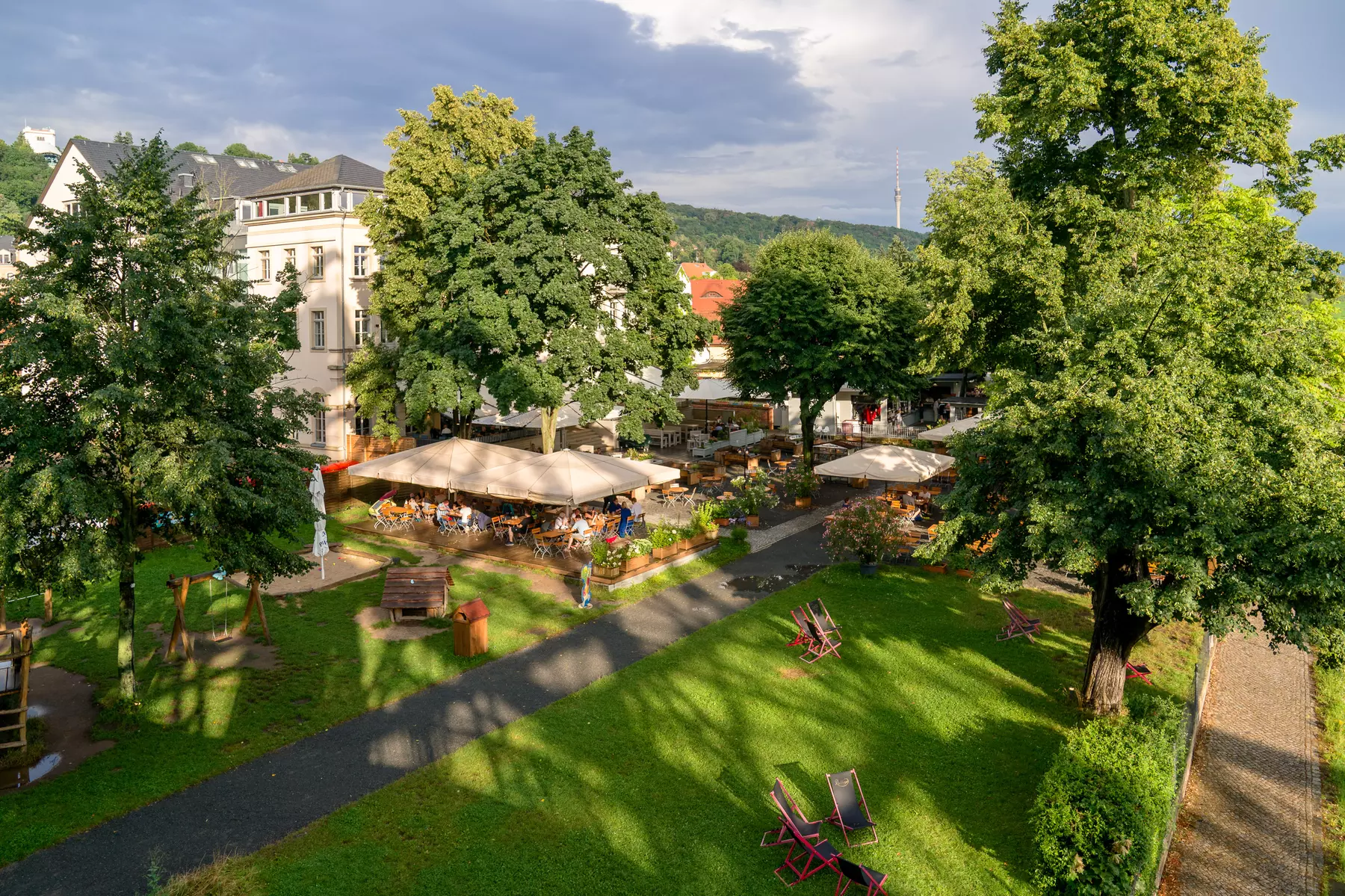 Genieße ein 2-Gänge-ElbeGarten-Menü mit Blick auf die Elbe