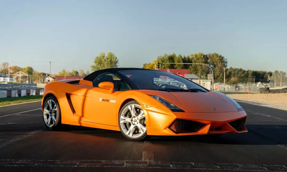 Jazda za kierownicą super auta ze szkoleniem i filmem – wiele torów