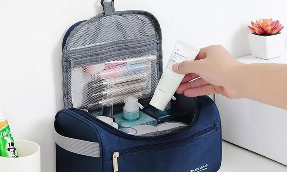 1, 2 ou 4 trousse de toilette unisexe dotée d'un crochet - Primary Image