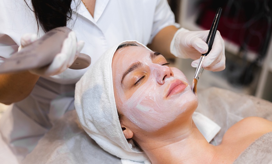 Image 1: Higiene facial con microdermoabrasión en Glamurosa Beauty Salon