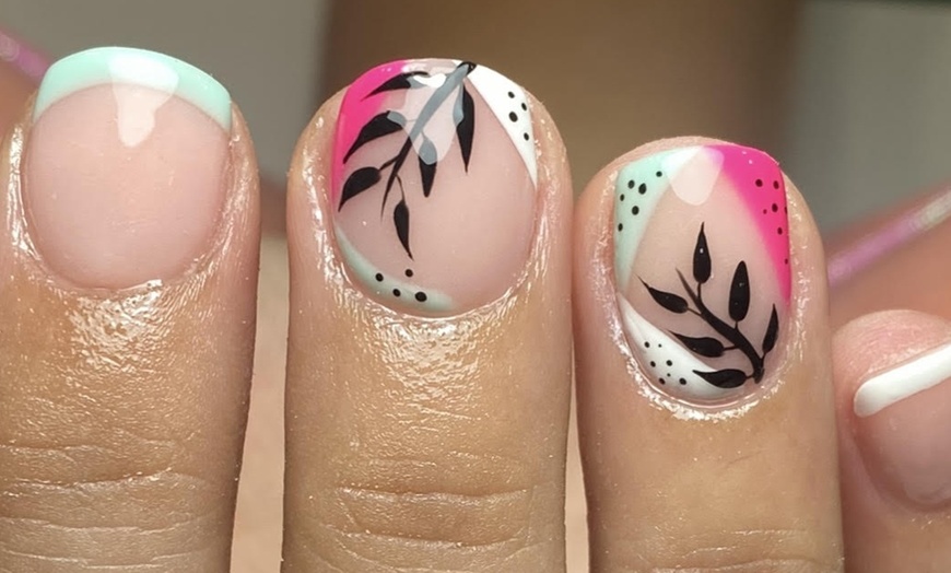 Image 11: Sesión de manicura y/o pedicura con esmaltado semipermanente