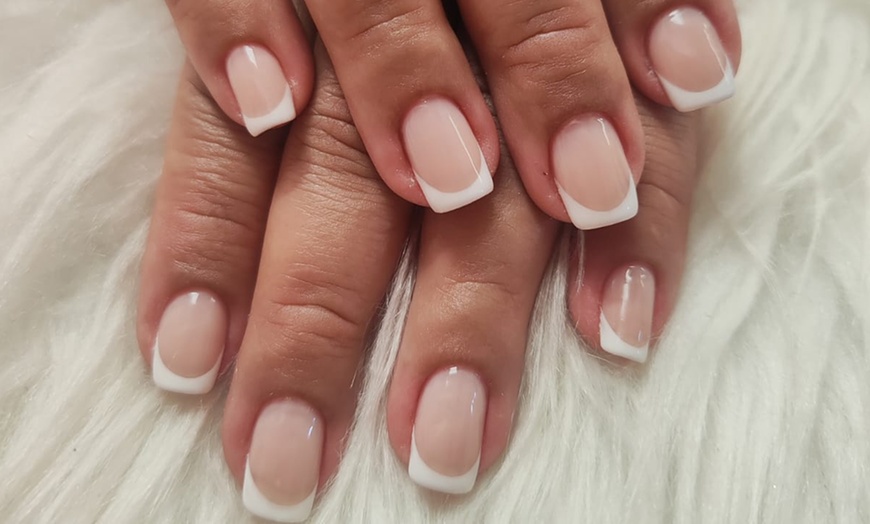 Image 10: 1 o 3 sesiones de manicura con diseño en una uña, pedicura o ambas 